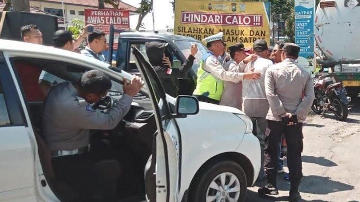 Aksi demo blokade pintu masuk Satpas Singosari, Malang oleh para Calo SIM menggunakan 4 mobil