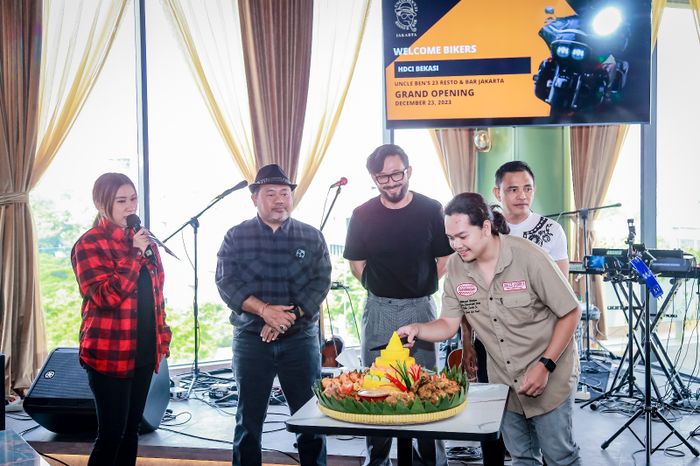 Owner Bernard Santony bersama CEO Uncle Ben's 23 Jakarta Bryan F. Winard serta Chef Norman Ismail dan Haji Dyan Dilato dalam Grand Opening Uncle Ben's 23 Jakarta