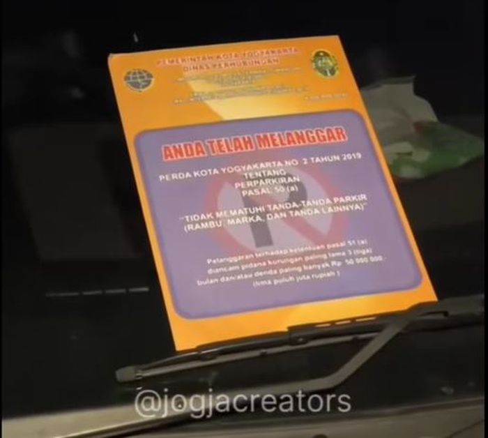 Stiker tertempel di kaca mobil yang terbukti parkir liar di kota Jogja