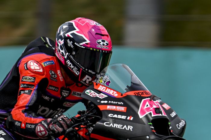 Aleix Espargaro menggunakan helm Kabuto F17 untuk MotoGP 2023.