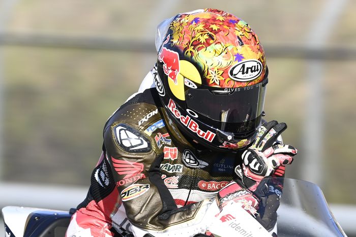 Takaaki Nakagami menggunakan helm Arai RX-7X FIM Racing dengan grafis khusus MotoGP Jepang 2023.