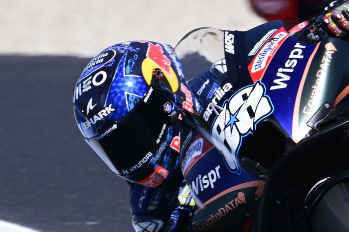 Miguel Oliveira menggunakan helm Shark Aeron GP di MotoGP 2023.