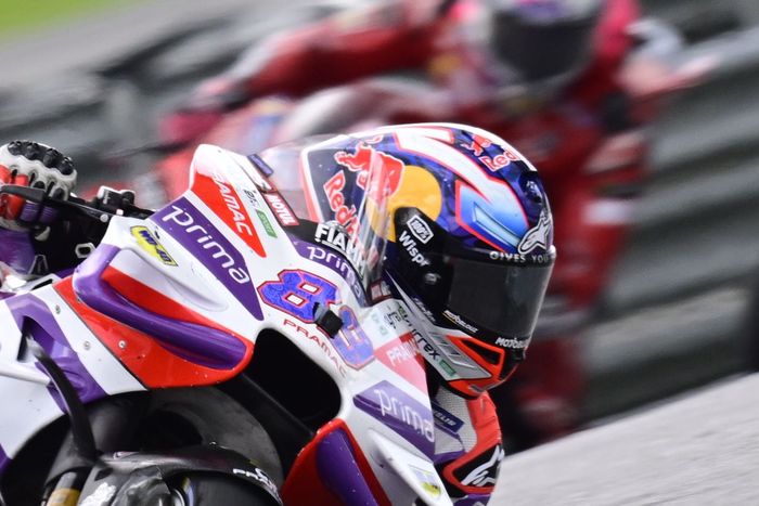 Jorge Martin menggunakan helm Alpinestars Supertech S10.