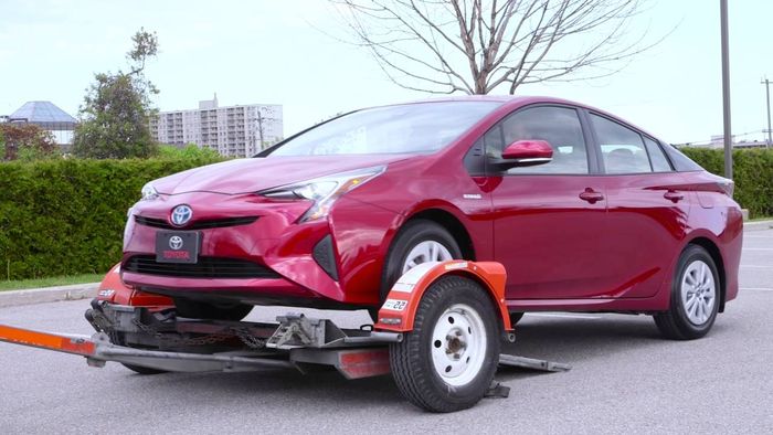 Mobil Hybrid FWD seperti Toyota Prius juga harus diderek dengan roda depan terangkat.