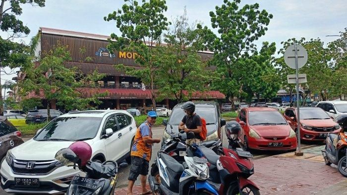 Parkir resmi tepi jalan di kota Batam, Kepulauan Riau
