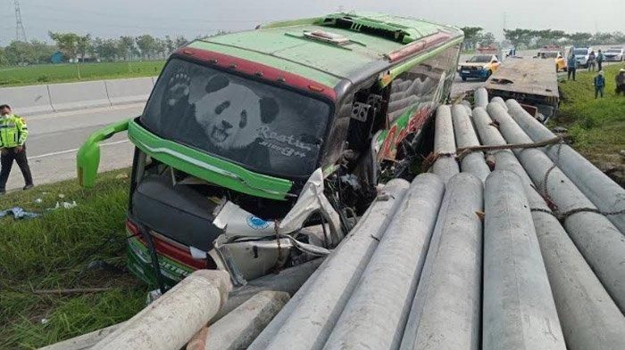 Bus PO Restu Panda tabrak truk trailer muatan paku bumi di tol Ngawi-Solo hingga dua kernet tewas