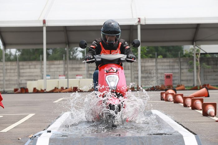 Masuk kolam air, Honda EM1 e: masih bisa menghadapi genangan hingga 30 cm