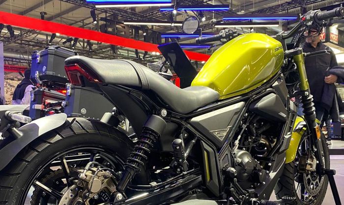 bagian belakangnya memiliki buntut lebih pendek dari Honda Rebel 500