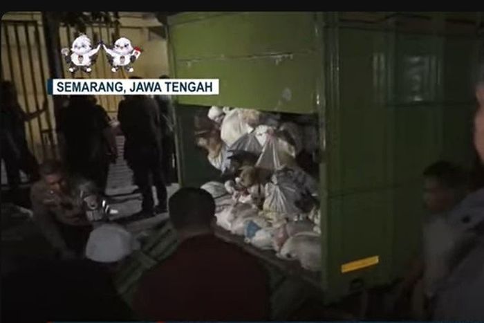 Truk muatan 226 ekor anjing yang dimasukan ke dalam karung dan moncong diikat diamankan di gerbang tol Kalikangkung Semarang