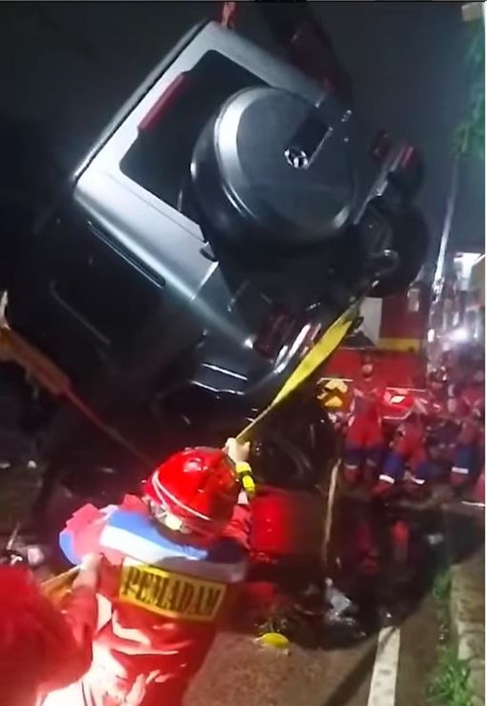Proses evakuasi Mercedes-Benz G-Class yang kecemplung selokan di Bintaro