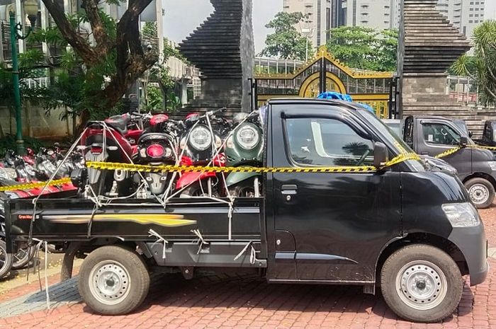 Ratusan motor dan mobil curian yang sempat tersimpan di gudang TNI Buduran Sidoarjo, Jawa Timur kini sudah dibawa ke Polda Metro Jaya DKI Jakarta.