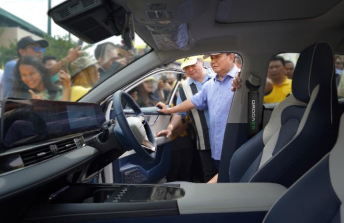 Bapak Prabowo Subianto saat diperkenalkan pada Chery OMODA E5