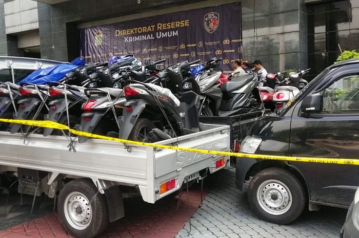 Kendaraan curian seperti motor ditemukan ratusan unit di sebuah gudang TNI AD di Sidoarjo, dijual ke Timor Leste.