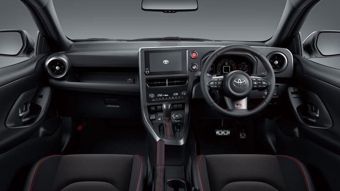 Interior Toyota GR Yaris facelift lebih serong ke pengemudi.