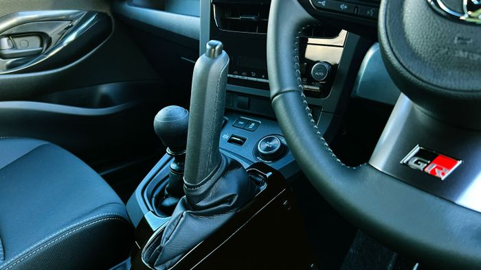 Rem tangan model vertikal ada di Toyota GR Yaris varian RC.