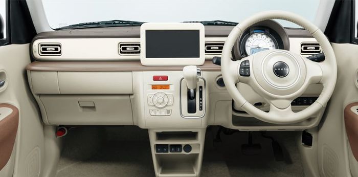 interior Suzuki Lapin memiliki kesan cerah berkat penggunaan kombinasi warna beige dan cokelat