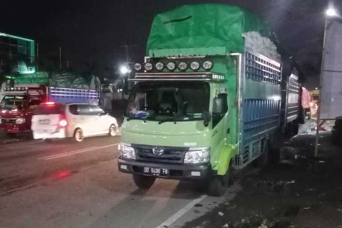 Jalan Trans Sulawesi di Gowa Dipenuhi Truk Parkir