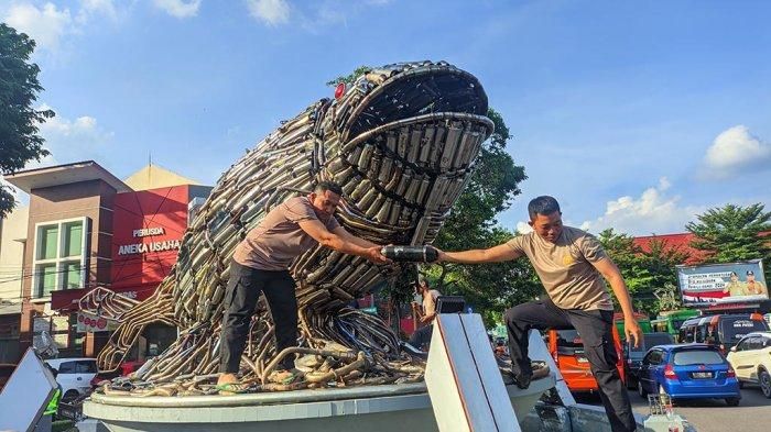 Ribuan knalpot brong hasil razia polisi berubah jadi karya seni di Pati
