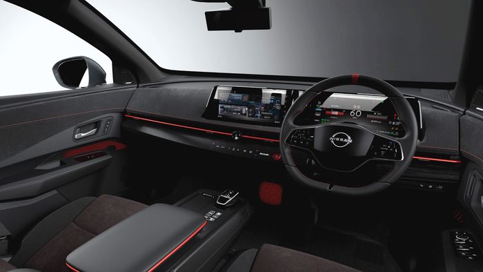 Interior Nissan Ariya Nismo beraura sporty dengan pemakaian warna hitam dan merah.
