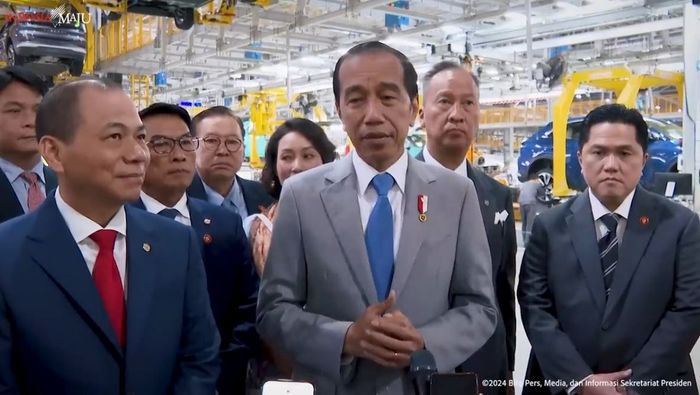 Presiden Jokowi melakukan kunjunga ke pabrik mobil listrik VinFast di Vietnam dan mendukung rencana investasi senilai Rp 18,7 triliun di Indonesia