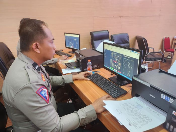 Anggota Satlantas Polda Sulsel melakukan penindakan tilang elektronik kepada para pemuda yang melakukan konvoi