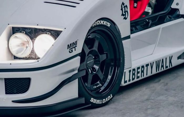 rodanya menggunakan pelek forged palang 6 yang dilapisi ban Toyo Tires