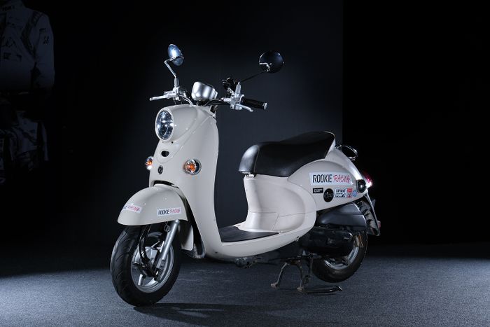 Yamaha Vino berstiker ROOKIE Racing juga sempurnakan Morizo Garage di booth Toyota Gazoo Racing.