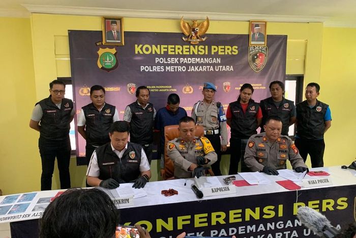 Konferensi pers penangkapan pelaku malig 50 unit motor di Pademangan berinisial HS (22)
