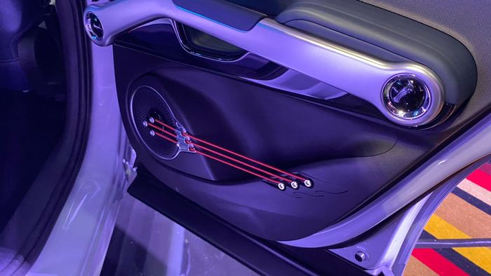 Aksen senar gitar di panel pintu Atto 3.