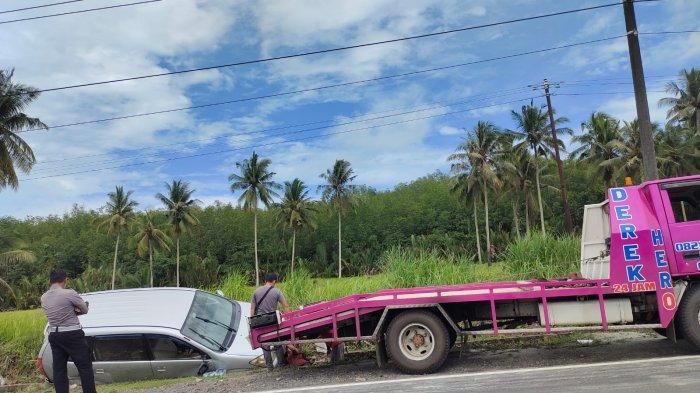 Truk towing hendak mengevakuasi Toyota Avanza yang terjungkal ke areal persawahan di Jl raya desa Penyak, Koba, Bangka Tengah