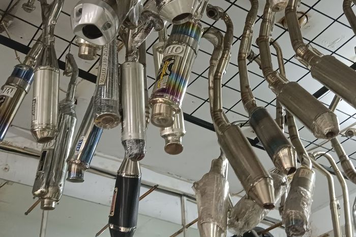 Ilustrasi knalpot motor, knalpot brong, knalpot racing  