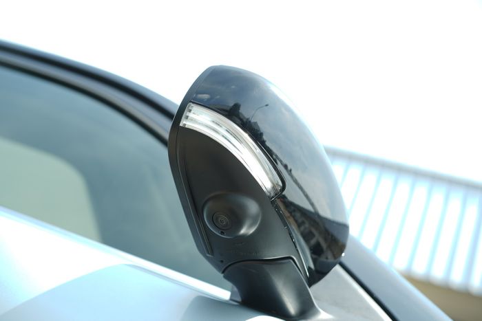 Kamera 360 yang terpasang di area spion Suzuki Grand Vitara