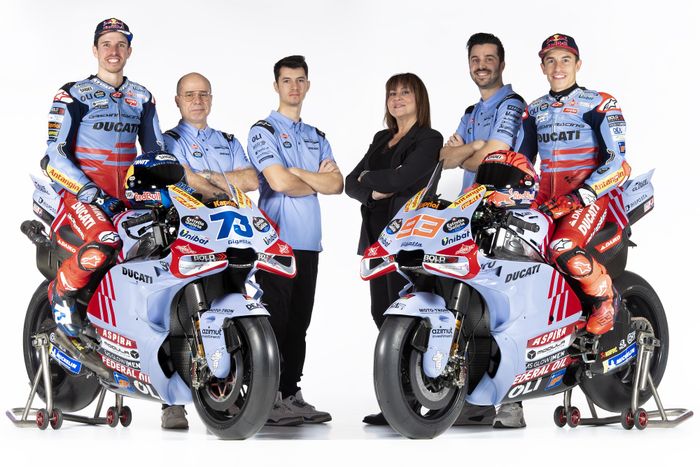 Dari kiri ke kanan: Alex Marquez, Carlo Merlini (Commercial &amp; Marketing Director), Lorenzo Gresini, Nadia Padovani (Team Principle/Owner), Michele Masini (Sporting Director), Marc Marquez.