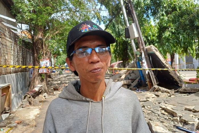 Amri (40) paman dari bocah 8 tahun yang selamat dari tragedi tembok SPBU di Tebet, Jakarta Selatan roboh