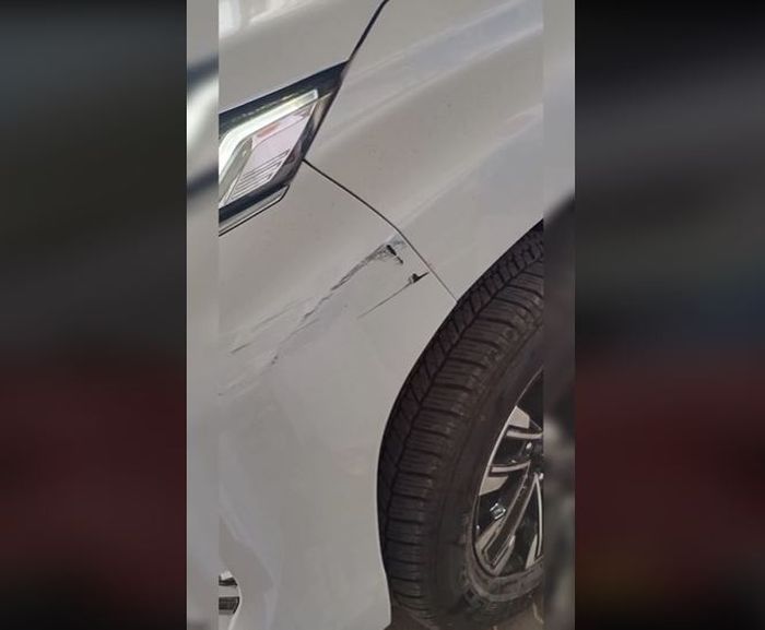 Lecet di sudut bumper depan kiri Mitsubishi Pajero Sport akibat diserempet truk ugal-ugalan