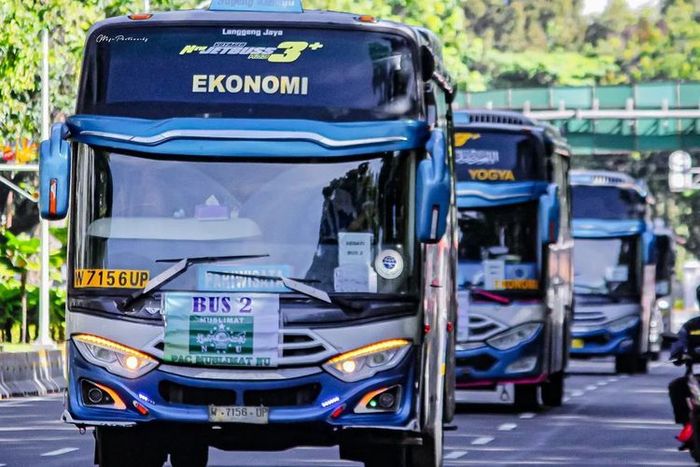Rombongan bus PO Sugeng Rahayu yang melewati salah satu jalan di DKI Jakarta mengantarkan rombongan hari jadi ke-78 Muslimat NU di Monas