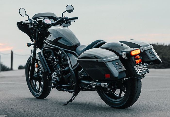 sepasang pannier di belakang membuat tampilannya semakin gambot