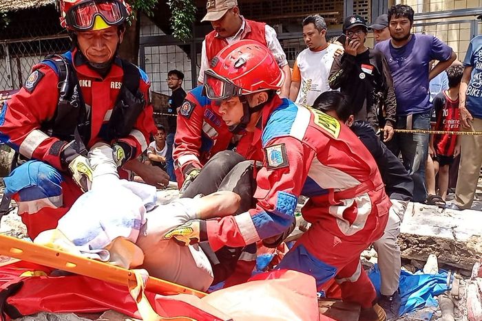 Proses evakuasi korban tertimpa tembok roboh di SPBU Tebet, Jakarta Selatan