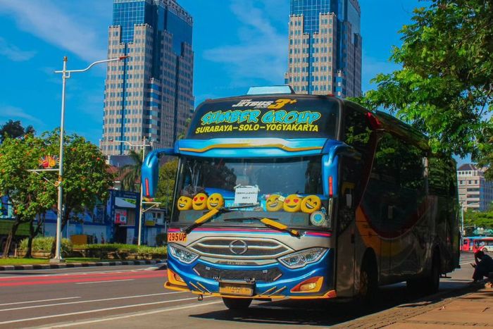 Bus PO Sugeng Rahayu di sekitar Monas, Jakarta Pusat
