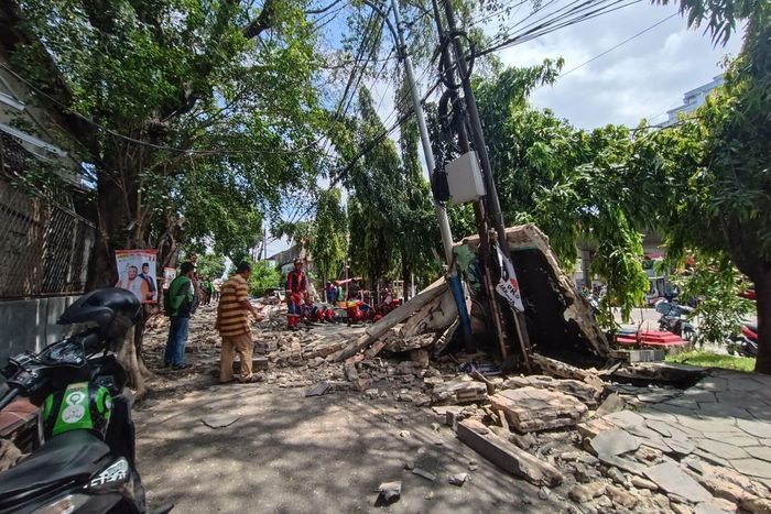 Tembok SPBU di Tebet, Jakarta Selatan ambruk timpa satu keluarga
