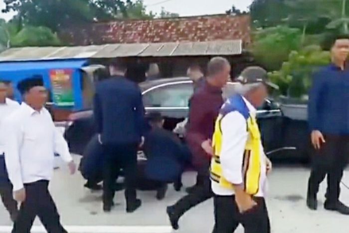 Rombongan menteri lari menyusul Presiden Jokowi yang keluar mobil  meninjau kondisi jalan