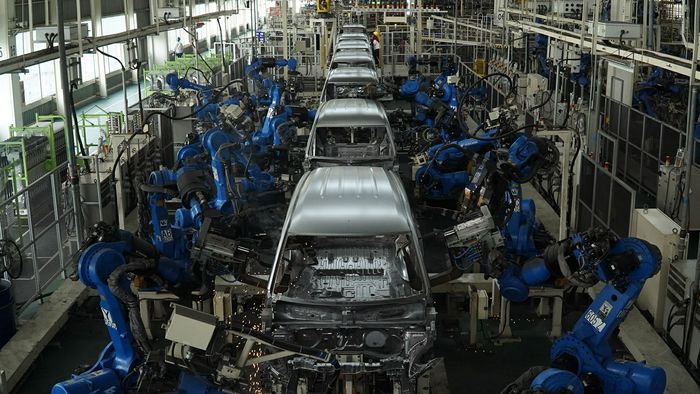 Produksi mobil di pabrik PT Suzuki Indomobil Motor Cikarang menggunakan teknologi robotik