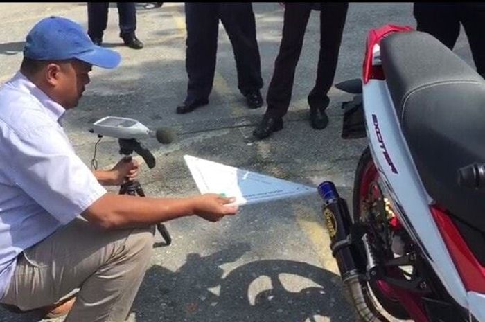 Knalpot aftermarket di Malaysia dites menggunakan dB meter