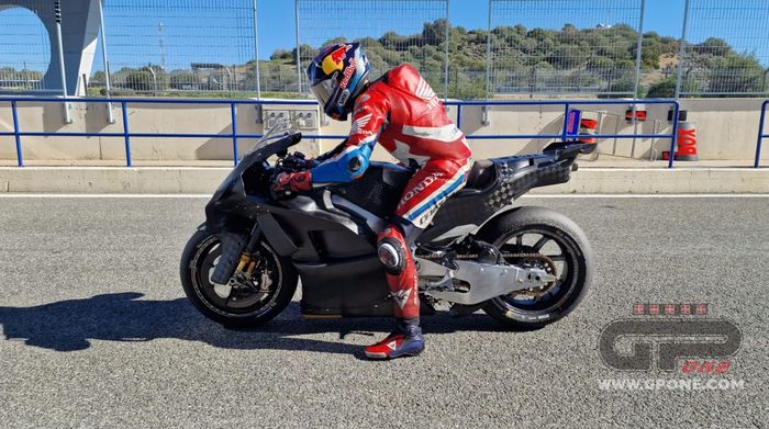 Stefan Bradl dengan RC213V baru
