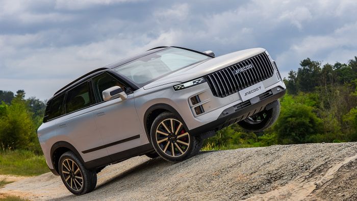 Jaecoo J7 saat dites off-road di Malaysia.