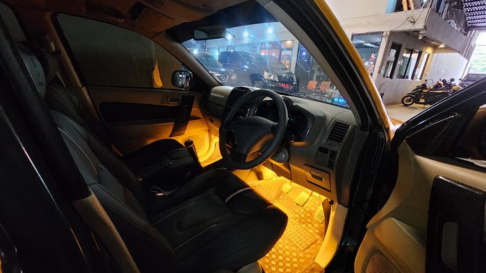 Tampilan ambient light serta karpet dasar di kabin Daihatsu Terios gen1