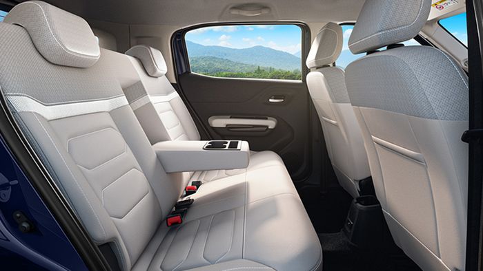 Center armrest jok belakang cuma tersedia di Citroen C3 Aircross varian Max.