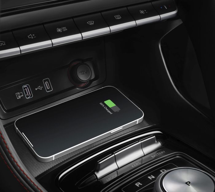 Fitur wireless phone charging di New MG ZS EV