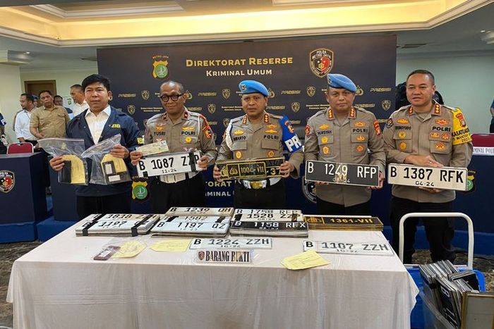 Korlantas Polri resmi menghentikan masa berlaku 'pelat nomor dewa', seperti pelat RF, IR, dan kode pelat khusus lainnya(Humas Polri) 