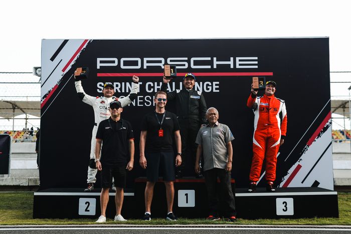 Rio Saputra Budiharjo dari Rizqy Motorsport podium satu dalam Sprint Race Porsche Sprint Challenge Indonesia